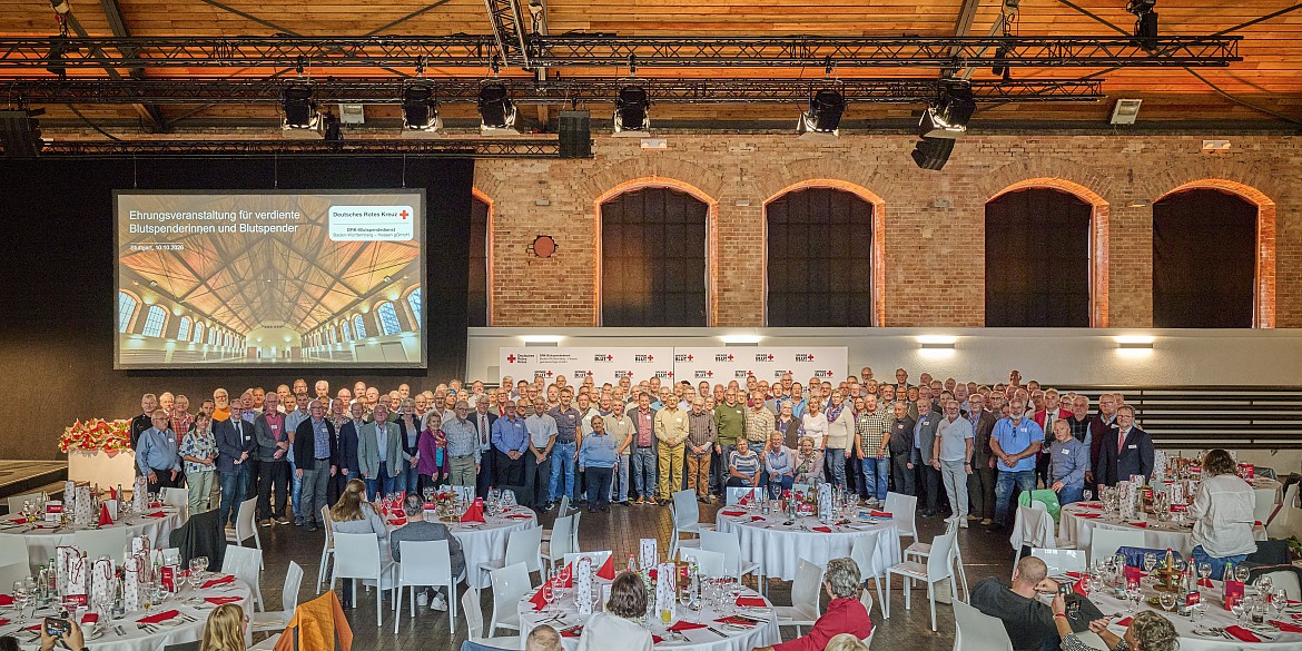Alle geehrten Rekordspender*innen in der Phoenixhalle auf einen Blick