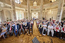 Festsaal fotografiert in das Publikum mit vollen Sitzreihen