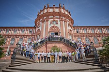 Gruppenfoto der geehrten Spender vor dem Schloss Biebrich