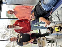 Andreas Herzog, Geschäftsführer der Stadiongesellschaft Bieberer Berg (vorne im Bild) spendete selbst Blut. Unterstützt von Stadion-Greenkeeper Tim Haas, OFC-Pressesprecher Marius Schnelker und Profispieler Ron Berlinski (hintere Reihe v.l.n.r.) ©DRK-Blutspendedienst Baden-Württemberg – Hessen / Kickers Offenbach 