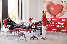Blutspender auf der Liege bei der Blutentnahme