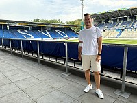 Michael Stegmayer nach der Blutspende vor der Stadionkulisse