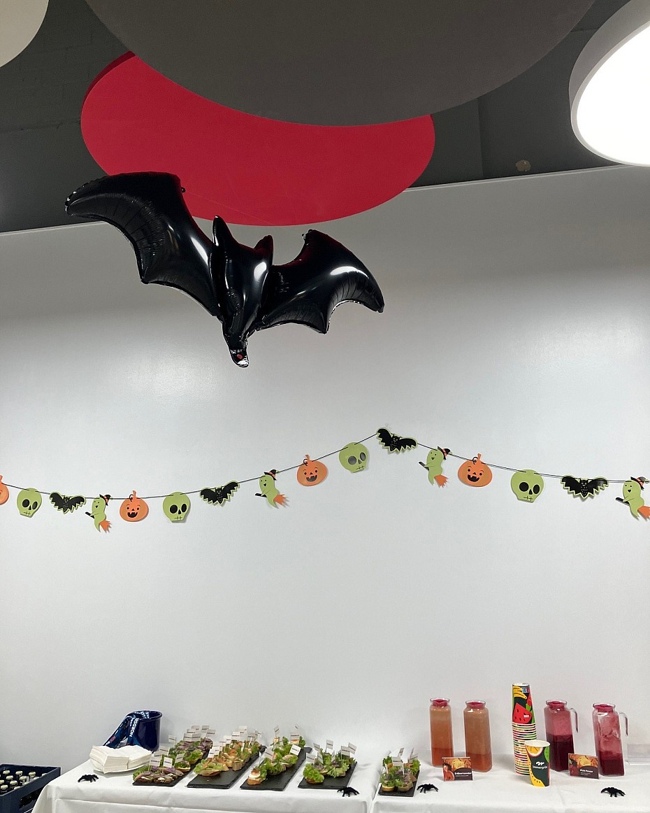 Imbiss passend zur Halloween Blutspende im Alexa in Berlin