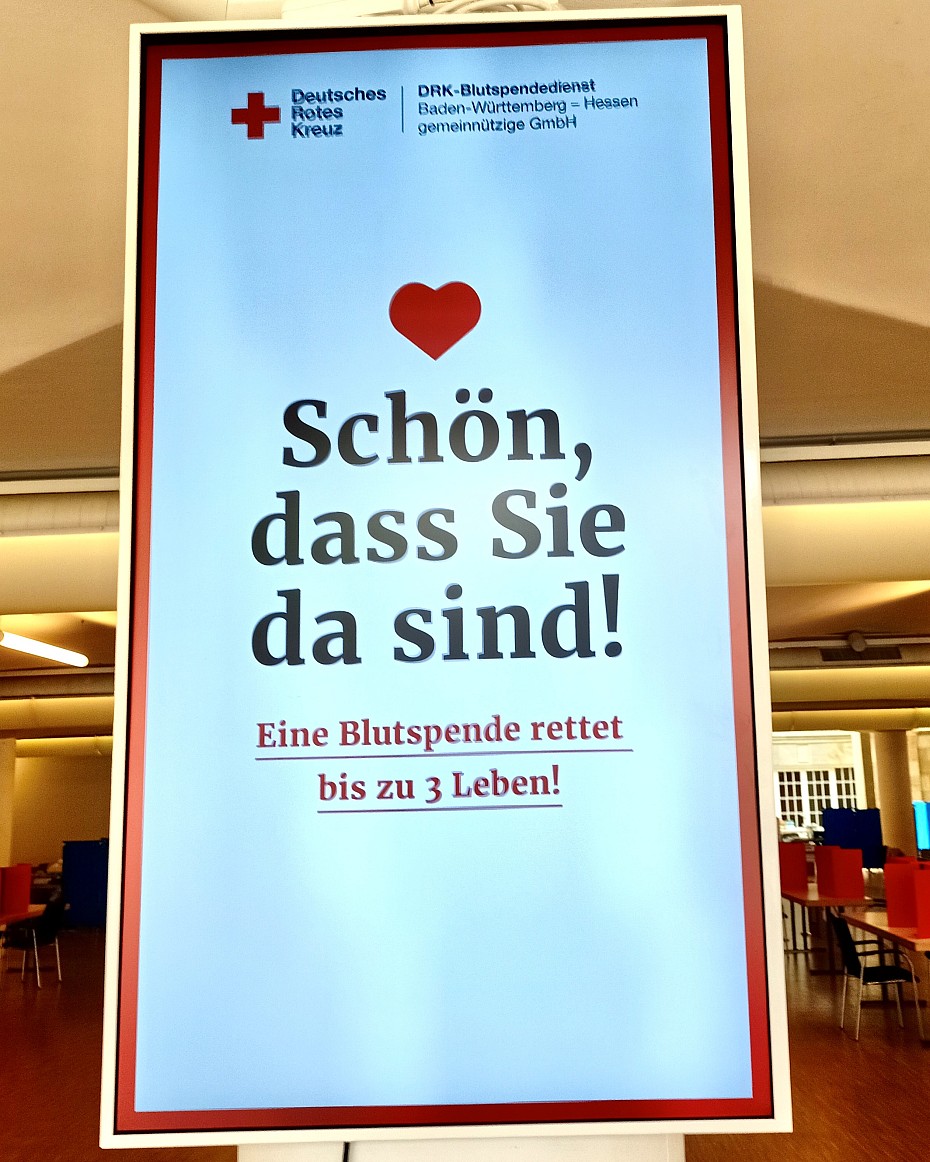 Begrüßung der Spender und Spenderinnen im Eingangsbereich zur Blutspendeaktion HNA-blutspende-schild-eingang-begrüßung