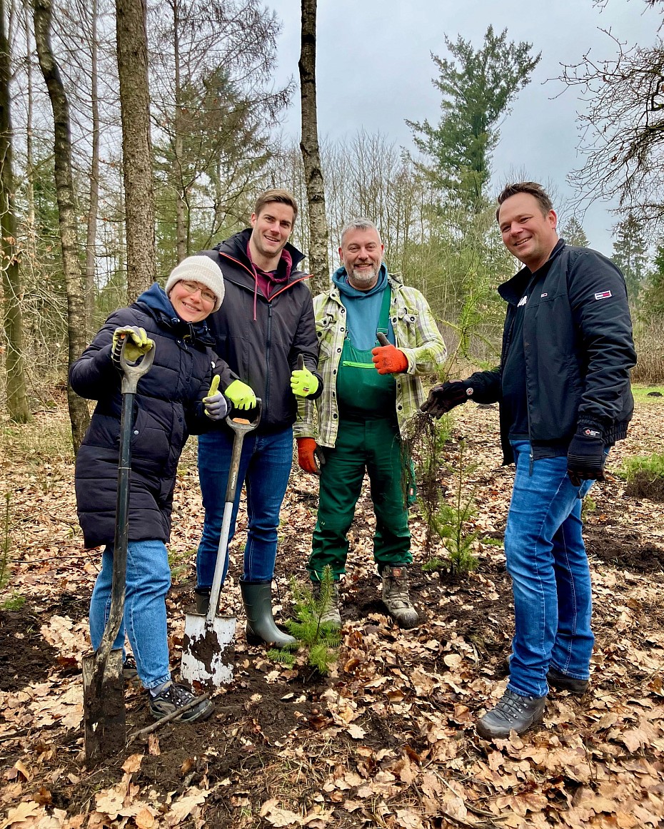 Auftakt der Baumpflanzaktionen nahe Itzehoe in Schleswig-Holstein gruppenbild-unichallenge-wald-pflanzen