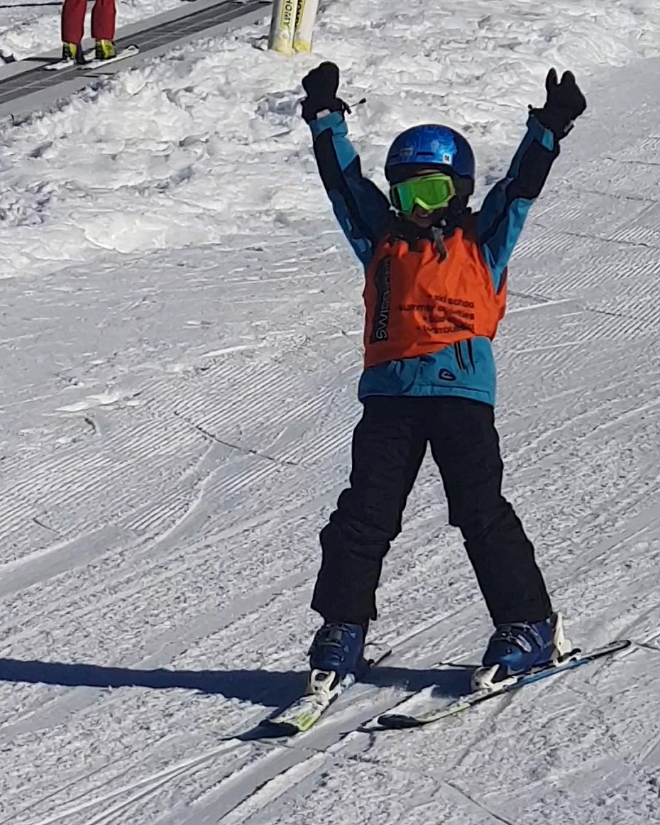Sport hilft Mädchen im Skioutfit