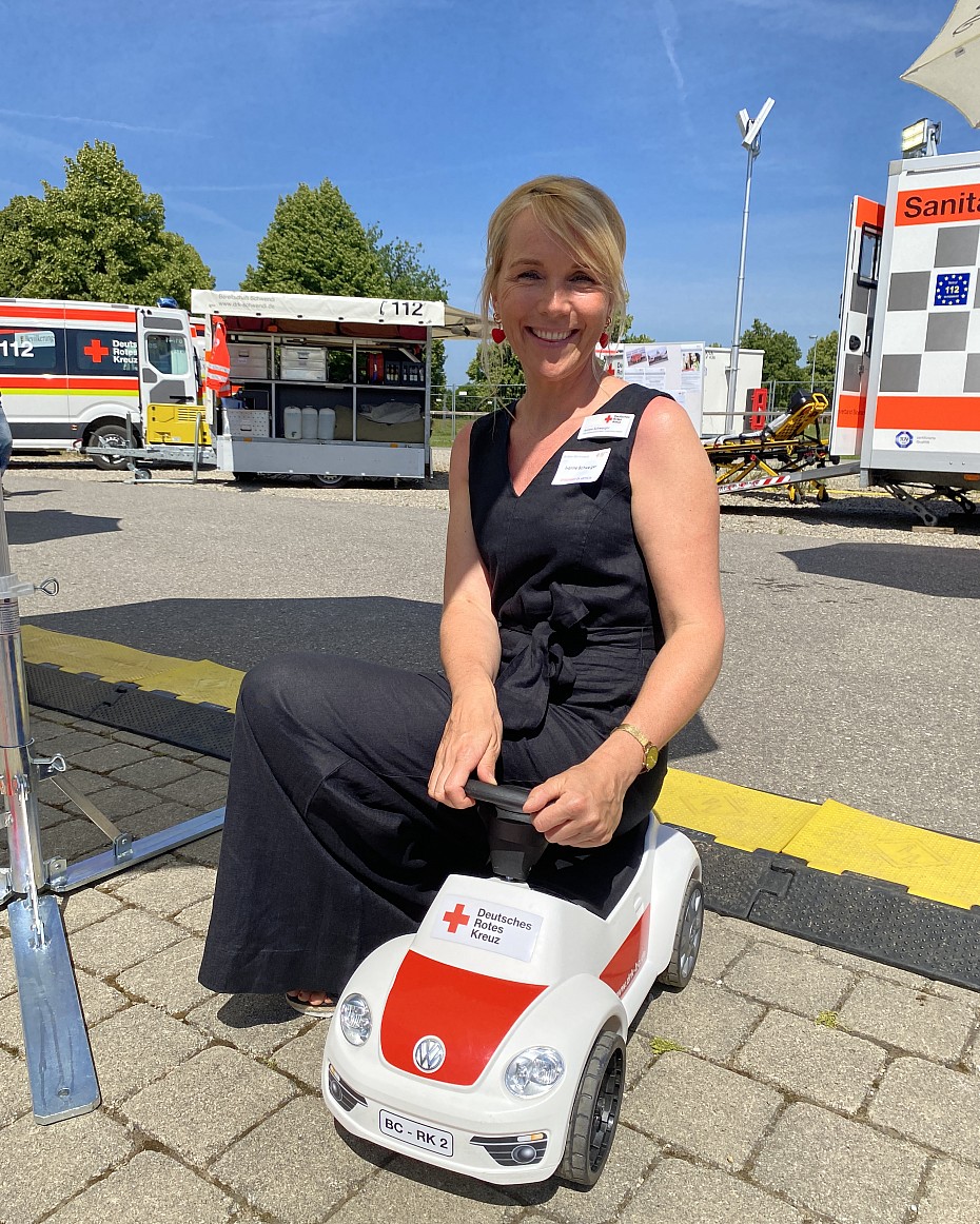 frau-lächeln-außen-drk