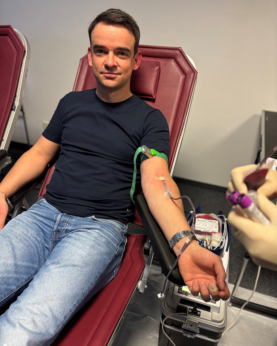 blutspender-blutspende-liege-sitzen