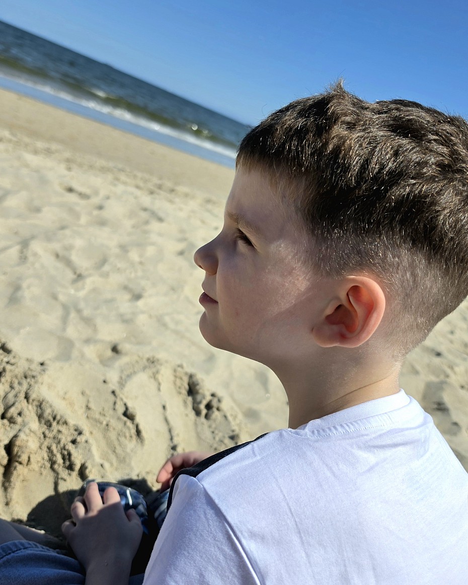 Junge am Meer