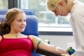 Spenderin bei der Blutspende