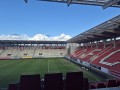 Blick auf das Spielfeld und die Zuschauerränge des Stadion am Bieberer Berg in Offenbach