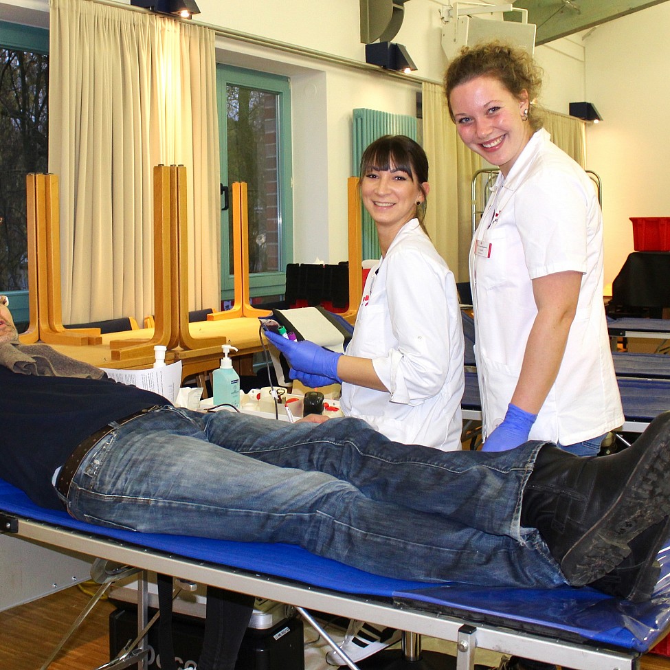 Blutspender Marc Doleschall gibt seine Spende in Bargteheide bei Kim-Kristin Ohrt und Verena Kopelin vom DRK-Blutspendedienst ab