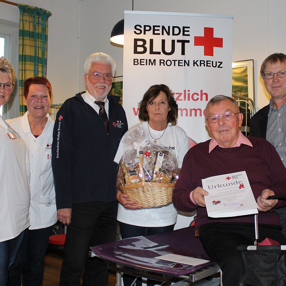 vlnr Bianka Noack und Ursula Wernicke (DRK-Blutspendedienst Nord-Ost), Bernd Bormann, Martina Spickermann (DRK-Ortsverein Lütjenburg-Giekau), Hans Michaelis, Harald Hinz DRK-Blutspendedienst Nord-Ost)