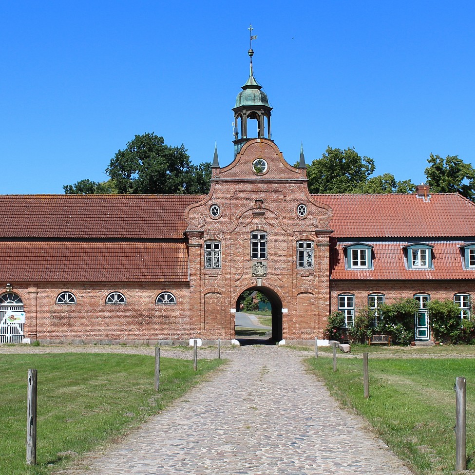 Torhaus vorm Herrenhaus