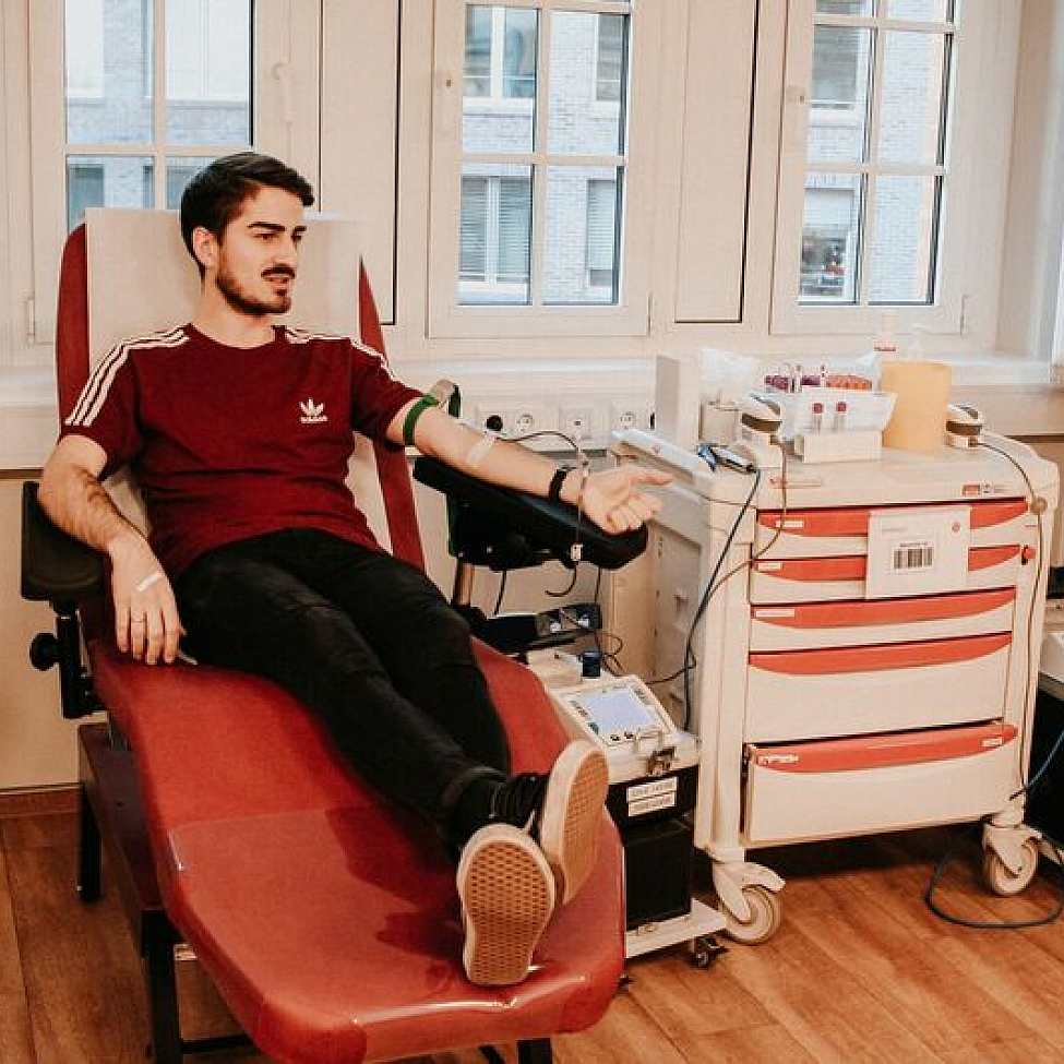 Florian kann mit seiner Blutspende Leben retten und beispielsweise auch Patienten mit Immunthrombozytopenie helfen.