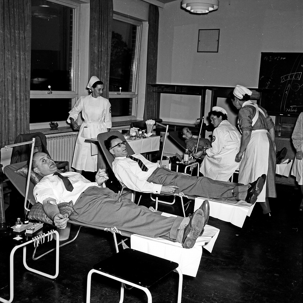 der damalige Bargteheider Bürgermeister Enno Wilkens ist erster Blutspender, rechts daneben DRK-Arzt Gerhard Off; DRK-Schwestern und Helferinnen | ©Kreisarchiv Stormarn 