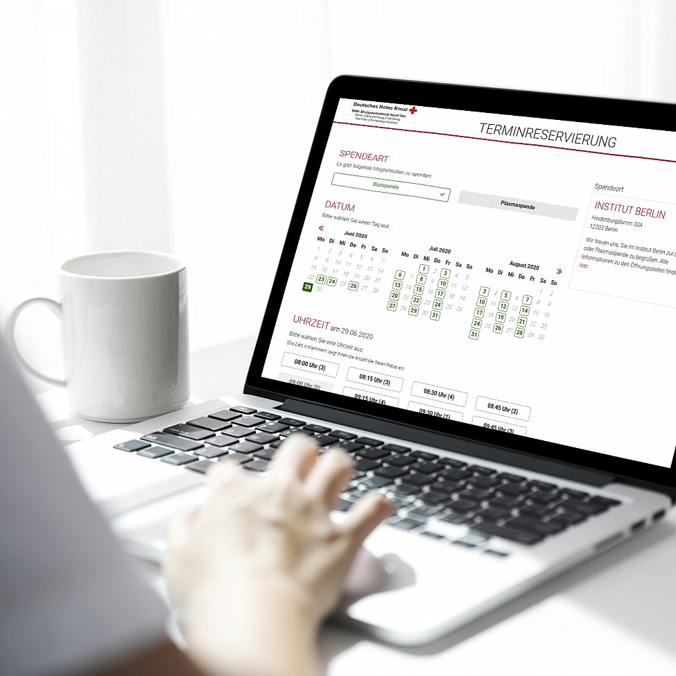 Laptop mit Tool zur Online Terminreservierung für die Blutspende