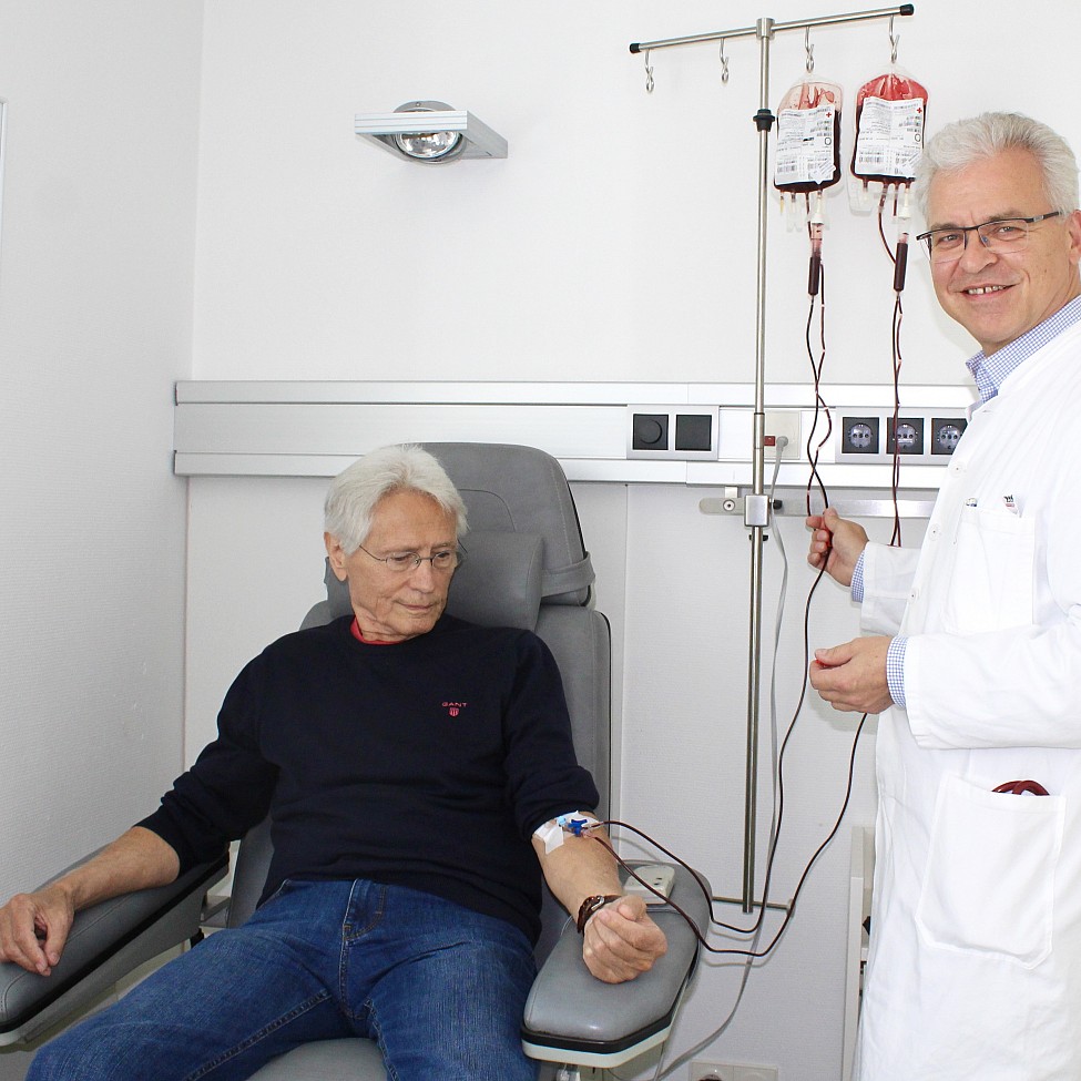 vlnr Wilhelm H. und Dr. Erik Engel bei der Bluttransfusion in der HOPA in Hamburg im August 2019