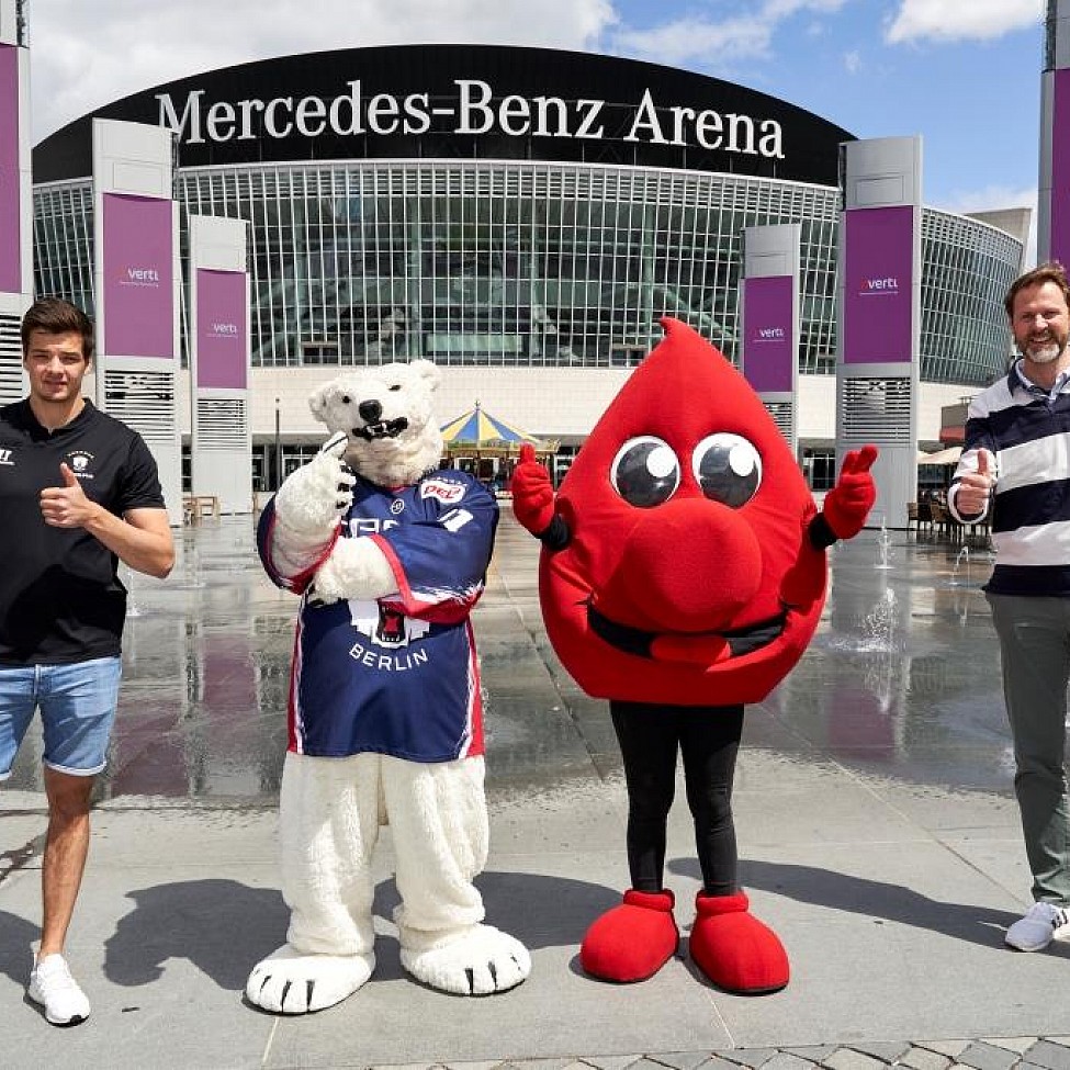 Blutspende-Maskottchen Tröpfli, Bully der Eisbär, Ole Hertel und Kai Wissmann vor der Blutspendeaktion in der Mercedes-Benz Arena in Berlin