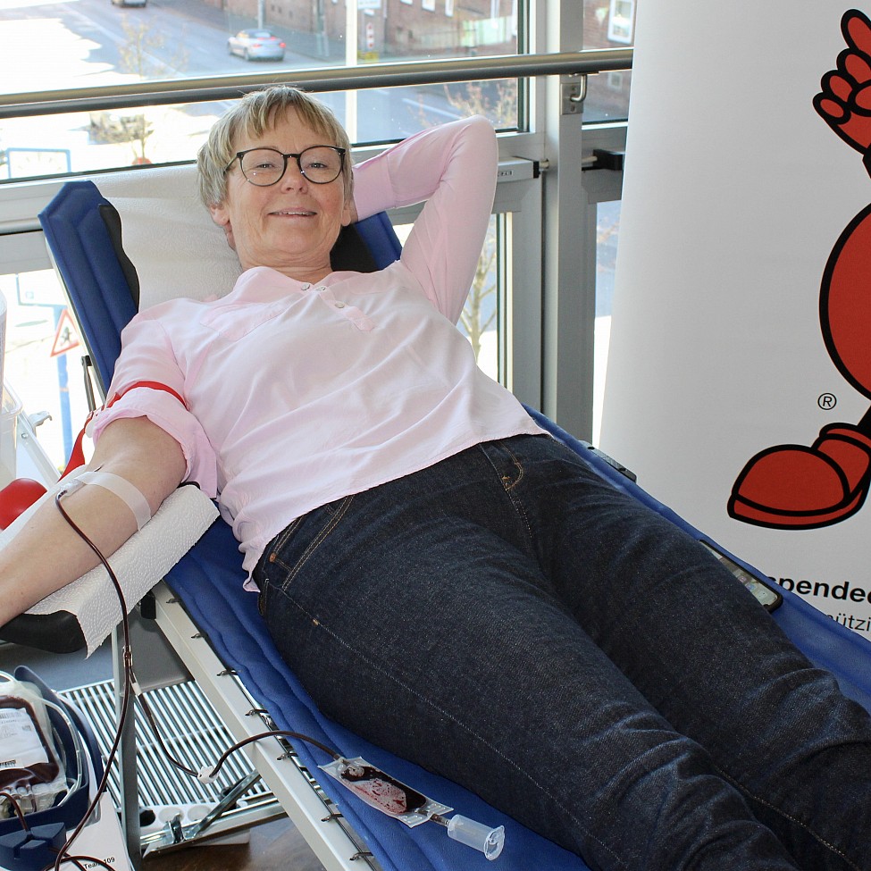 Anette Langner auf einer Liege beim Blutspenden