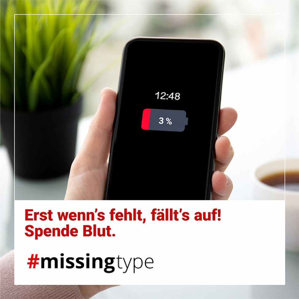 Handy mit leerem Akku und Logo der missingtype-Kampagne.