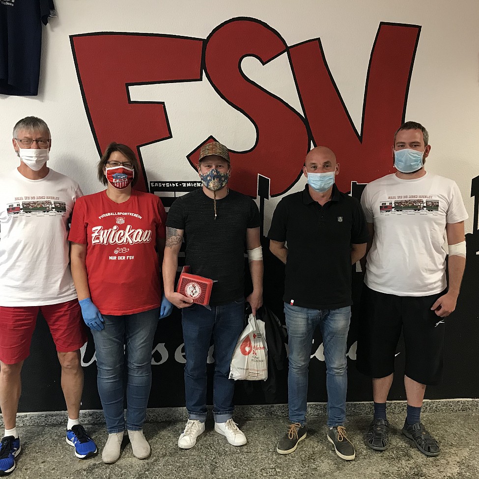Blutspende im Fanprojekt des FSV Zwickau; v.l.n.r. Frank Biel (Fanprojekt), Antje Dombrowski (DRK-Blutspendedienst), Marcus Krawietz (Spender), Jörg Schade (FSV Zwickau), Max Duroldt (Fanprojekt)