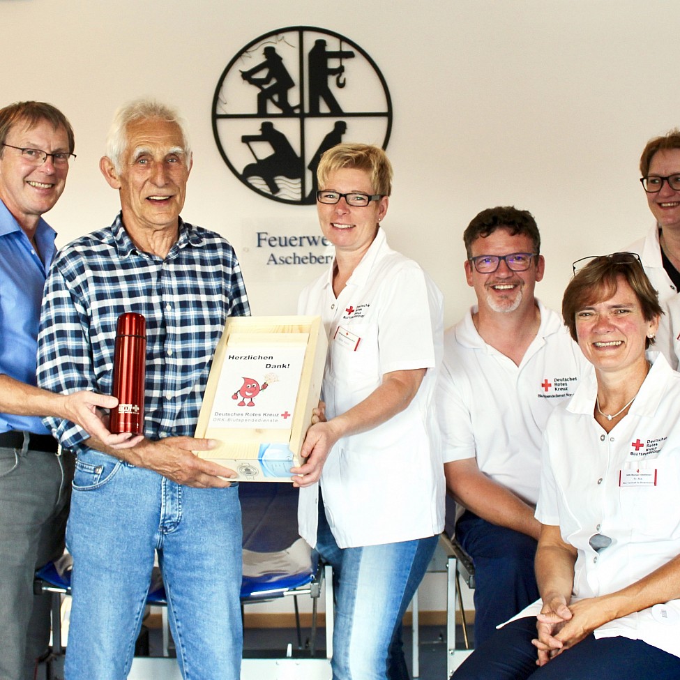 Team DRK-Blutspendedienst und Blutspendejubilar Helmut Rainer