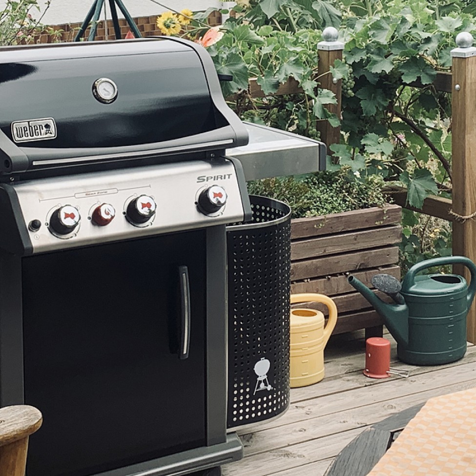 Der Grill macht sich gut auf der Terrasse.