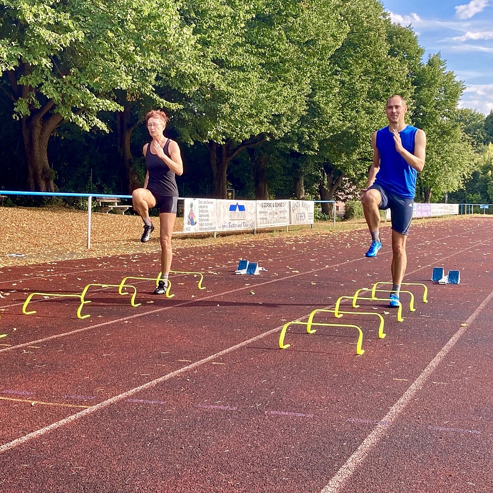 Gabriela und Kai Neuhaus beim Lauftraining auf dem Sportplatz