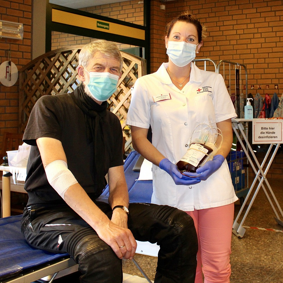 Nach der 200. Blutspende: Dirk Schoppenhauer mit Monique Zandereit vom DRK-Blutspendedienst
