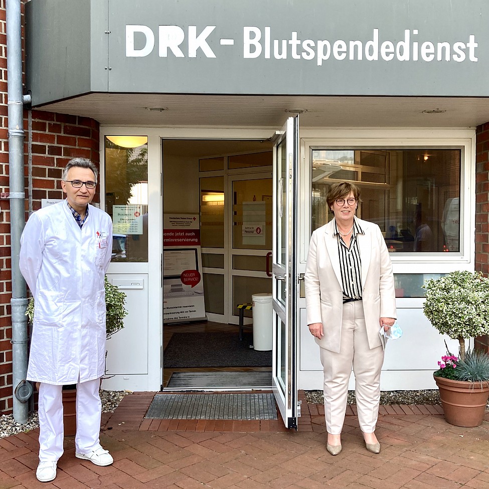 Prof. Ringwald und Dr. Sütterlin-Waack vor dem Institut in Schleswig