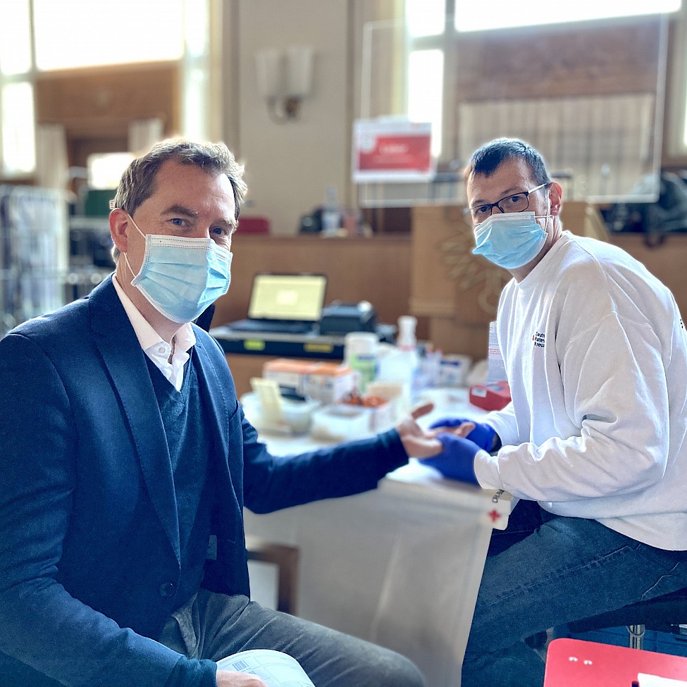 DRK-Blutspende im Rathaus: Kieler Oberbürgermeister Ulf Kämpfer bei der Bestimmung des HB-Werts