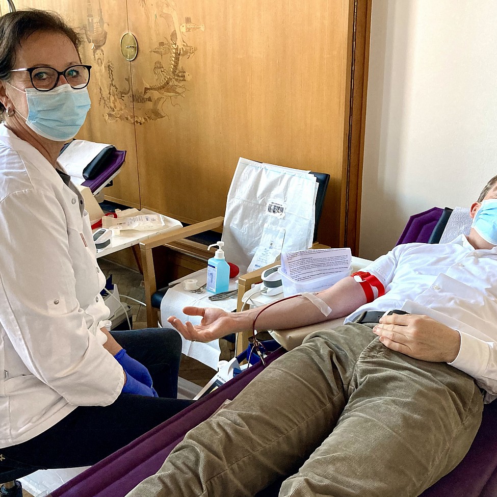 Oberbürgermeister Dr. Ulf Kämpfer spendet Blut im Kieler Rathaus
