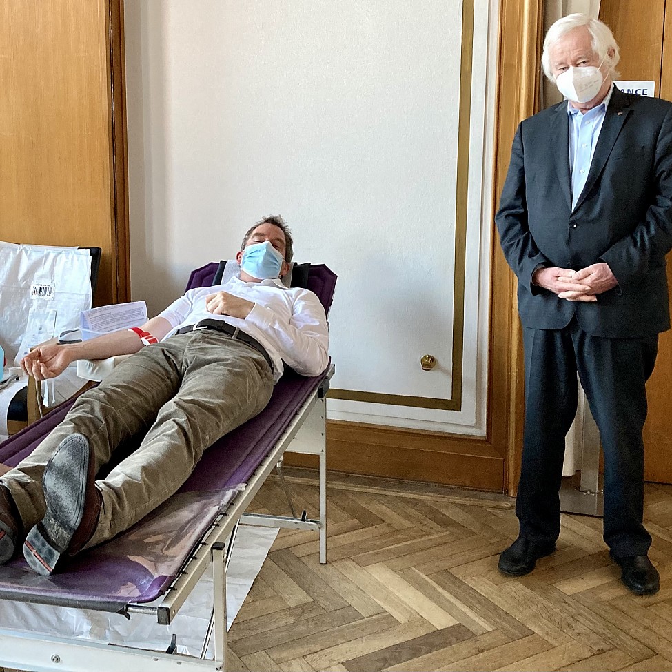 Stadtpräsident Hans-Werner Tovar (rechts) begleitet die Blutspende von Oberbürgermeister Ulf Kämpfer im Kieler Rathaus