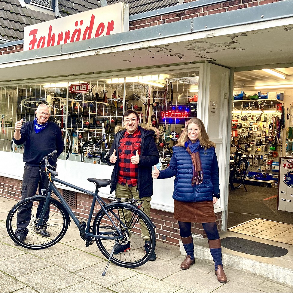 Fahrradhändler Jerzy Kirzeniewski und Kerstin Petersen freuen sich mit Petar Lazarov über das neue Fahrrad