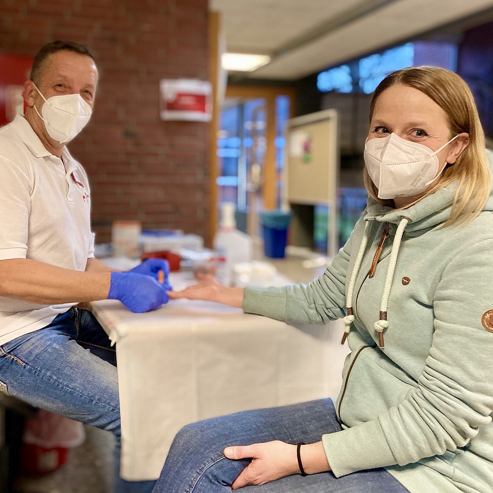 Blutspenden während der Corona-Pandemie: hier bei der HB-Wert Bestimmung vorm Spenden