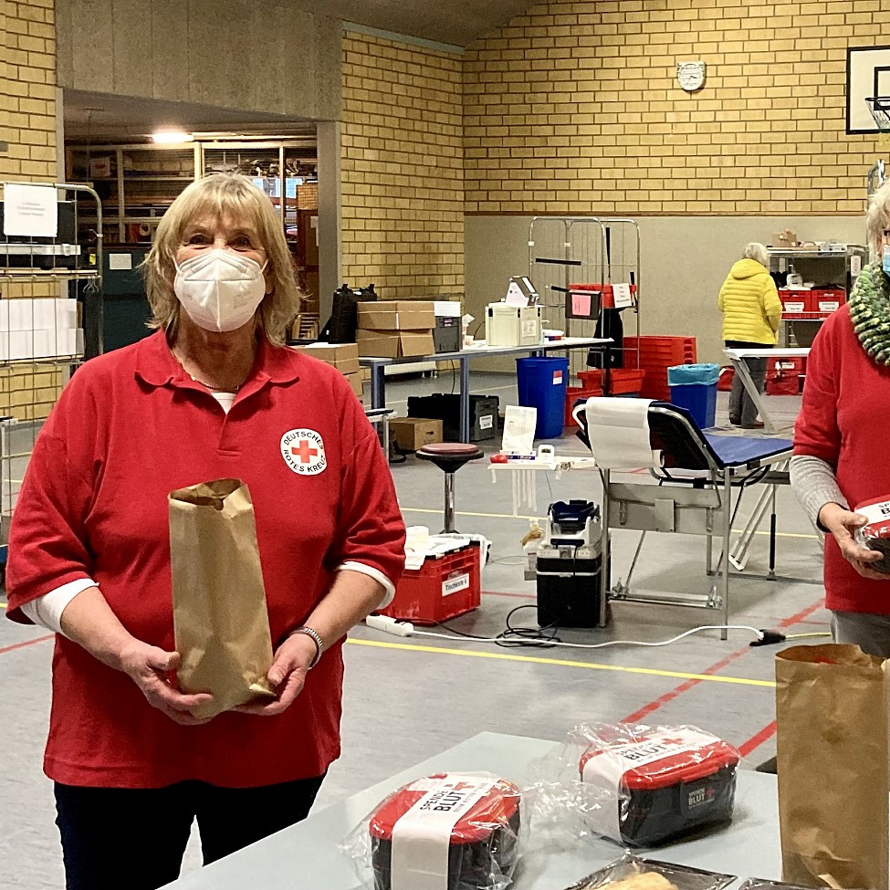 Frauke Unglaube, Silke Sönnichsen bei dei Lunchpaket Ausgabe beim DRK-Blutspendetermin in Stedesand