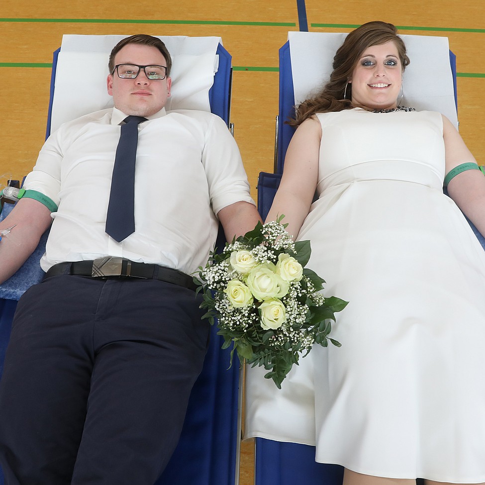 im Hochzeitskleid auf der Blutspendeliege