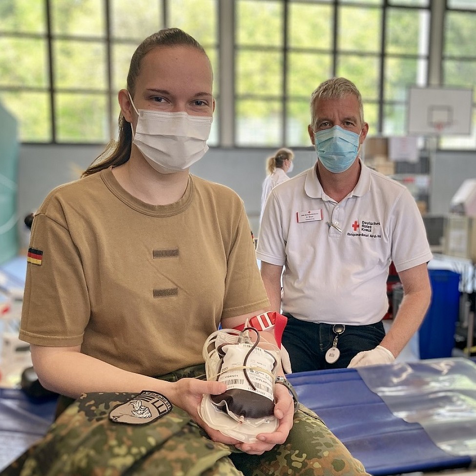 Oberfeldwebel Vanessa K. nach ihrer Blutspende in der Südtondern Kaserne