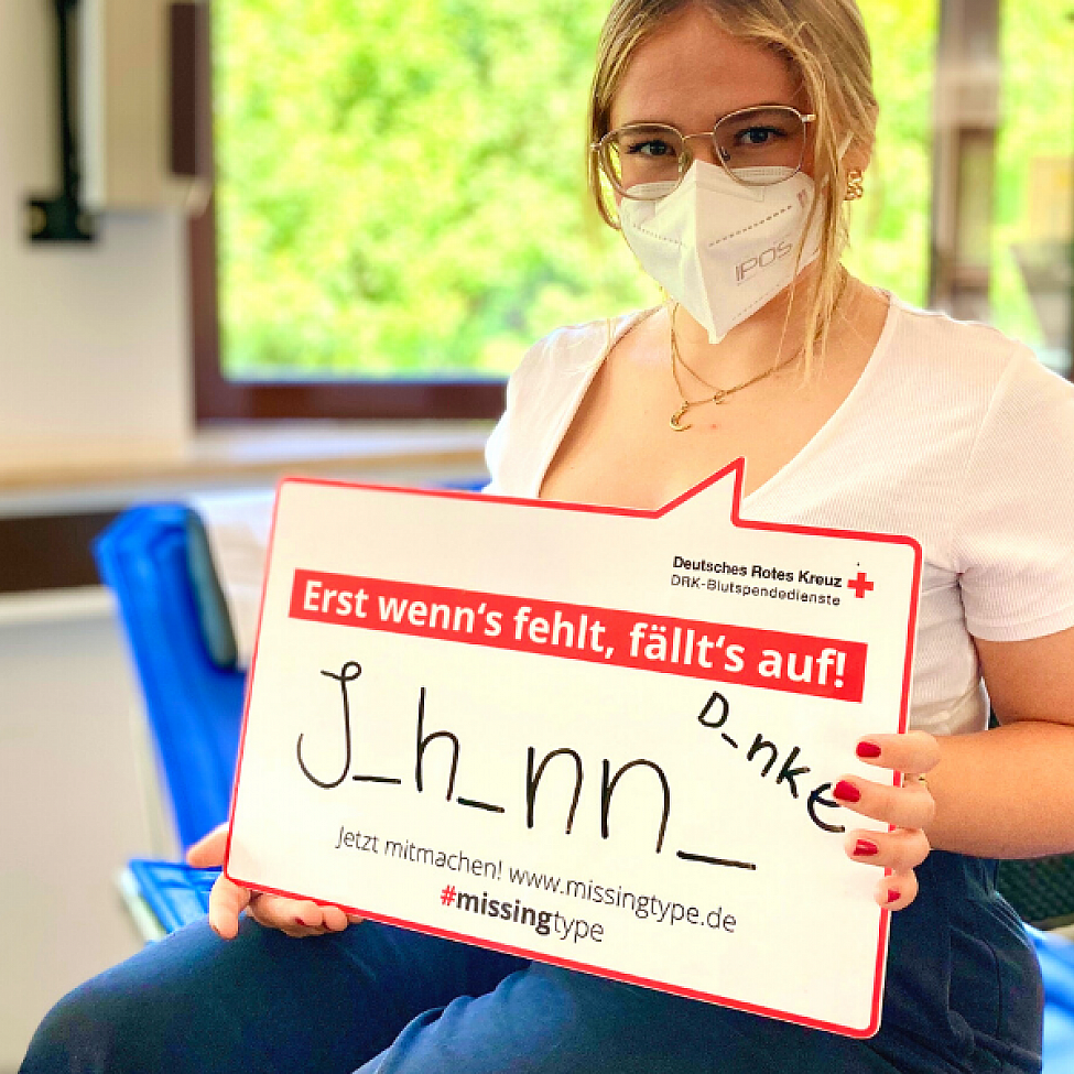 Studentin Johanna Lahrmann bei der Blutspende am Weltblutspendertag 2021