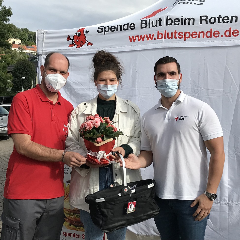 Saphira Möckel ist die 1.000 Erstspenderin bei McDonald's in Aue