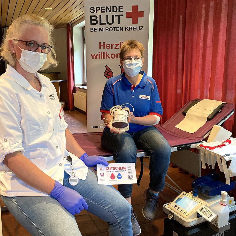 Astrid Rode vom Blutspendedienst betreute Manuela während ihrer Blutspende