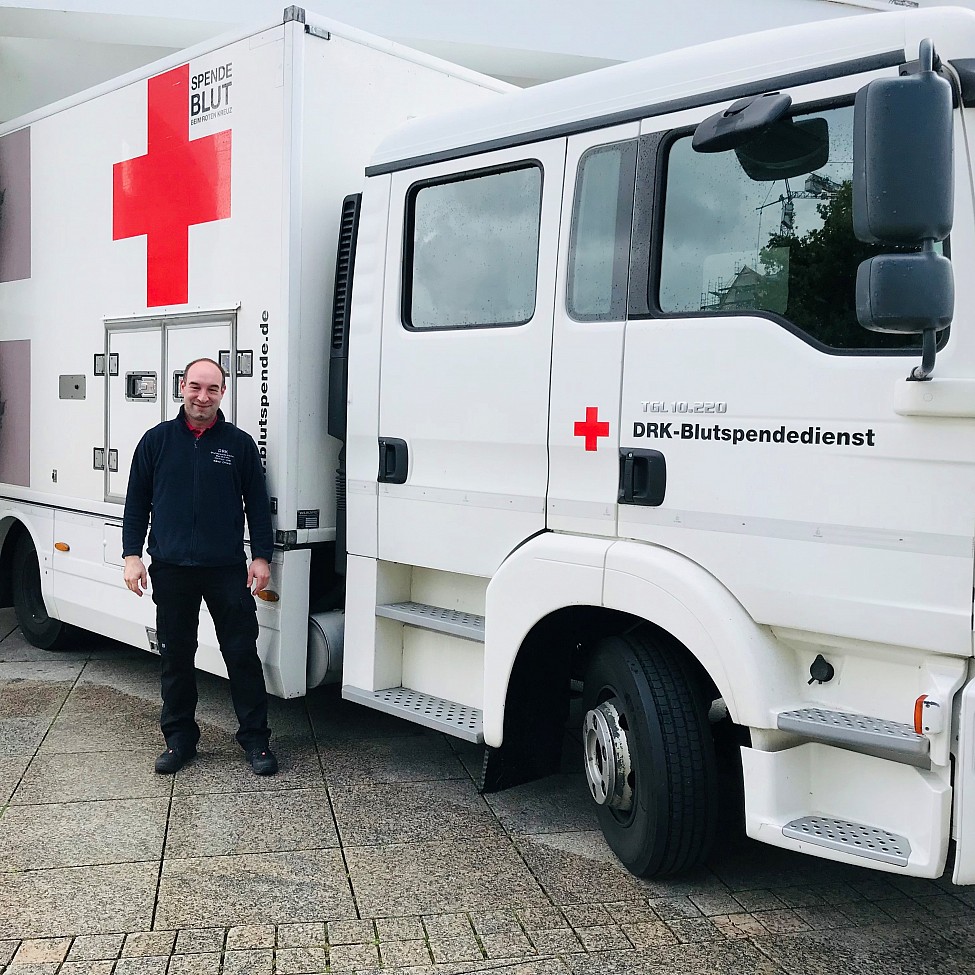 Blutspende-LKW mit Fahrer vor dem Ulmer Stadthau