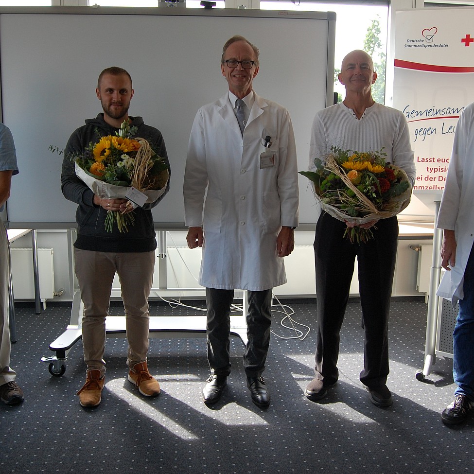 Felxi und Michael zusammen mit dem ärtzlichen Leiter Prof. Dr. Christian Seidl