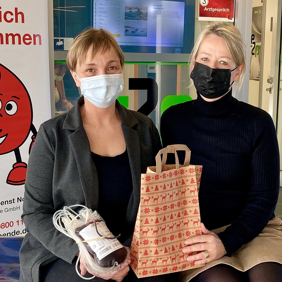 Satu Stuwe und Cornelia Heil von der Flensburger Firma r2p bei der DRK-Blutspende in Flensburg