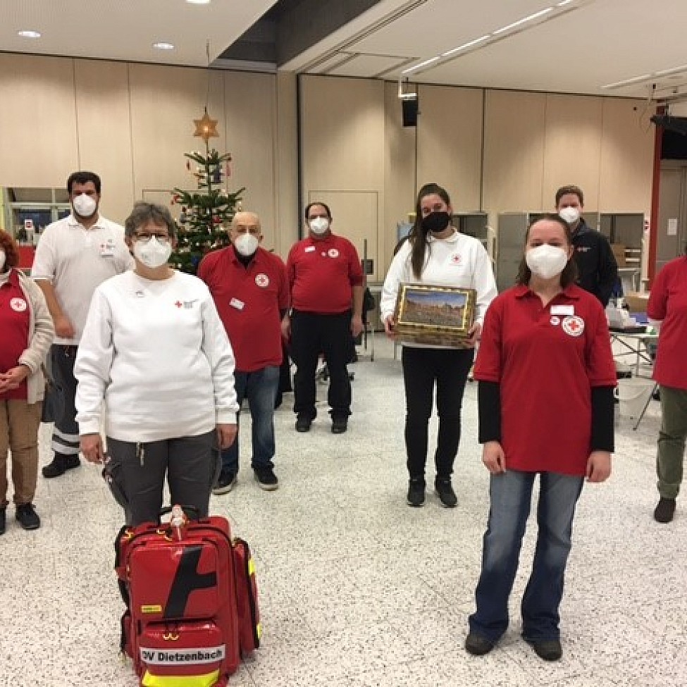 Das Helferteam vom DRK Dietzenbach erhielt eine Lebkuchenbox