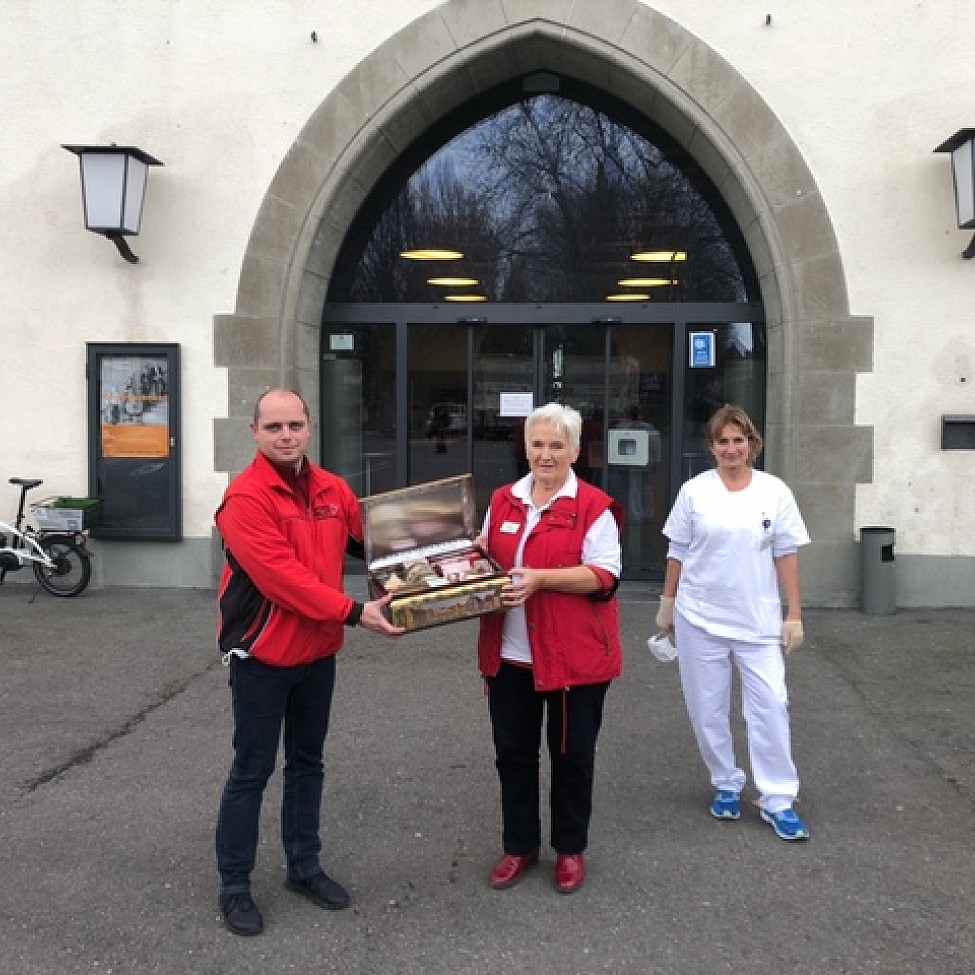 Die Helferinnen und Helfer des DRK in Konstanz freuten sich über eine Lebkuchen-Truhe