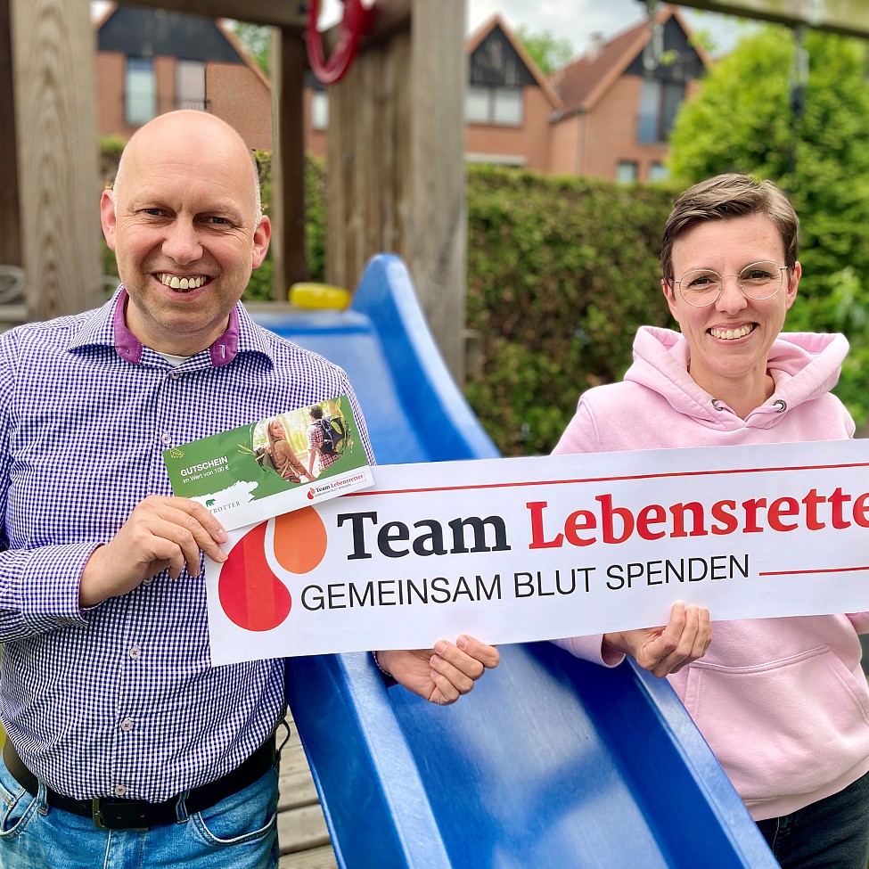 Gemeinsam freuen sich Sönke und Anja über das Losglück und den Gewinn-Gutschein. DANKE - Ihr seid ein tolles TEAM LEBENSRETTER