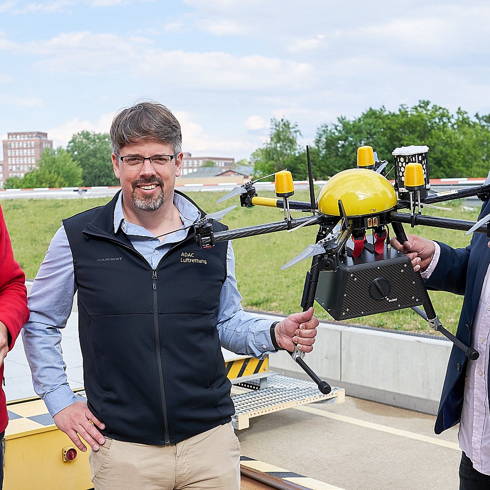 Entwicklung einer neuen Drohne und Drohnenlogistik mit ADAC Luftrettung