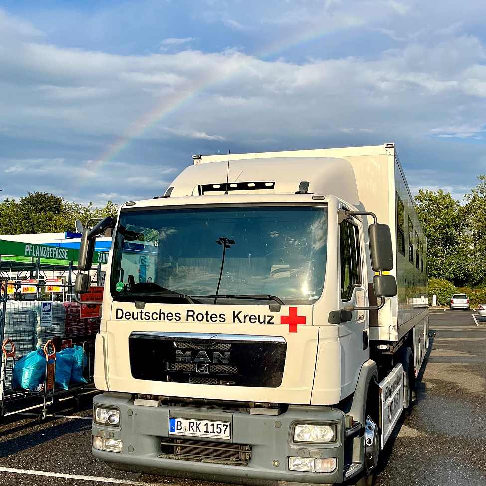 Nach dem Gewitter: Der Blutspende-Truck unter einem Regenbogen